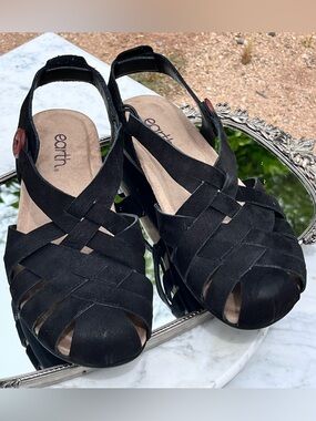 Earth Belita Black Fisherman’s Sandal, 8, Bungee Loop with Button Closure